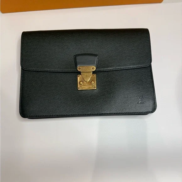 Authentic Louis Vuitton Green Taiga Leather Wristlet & Clutch Brass Hardware - Picture 5 of 13